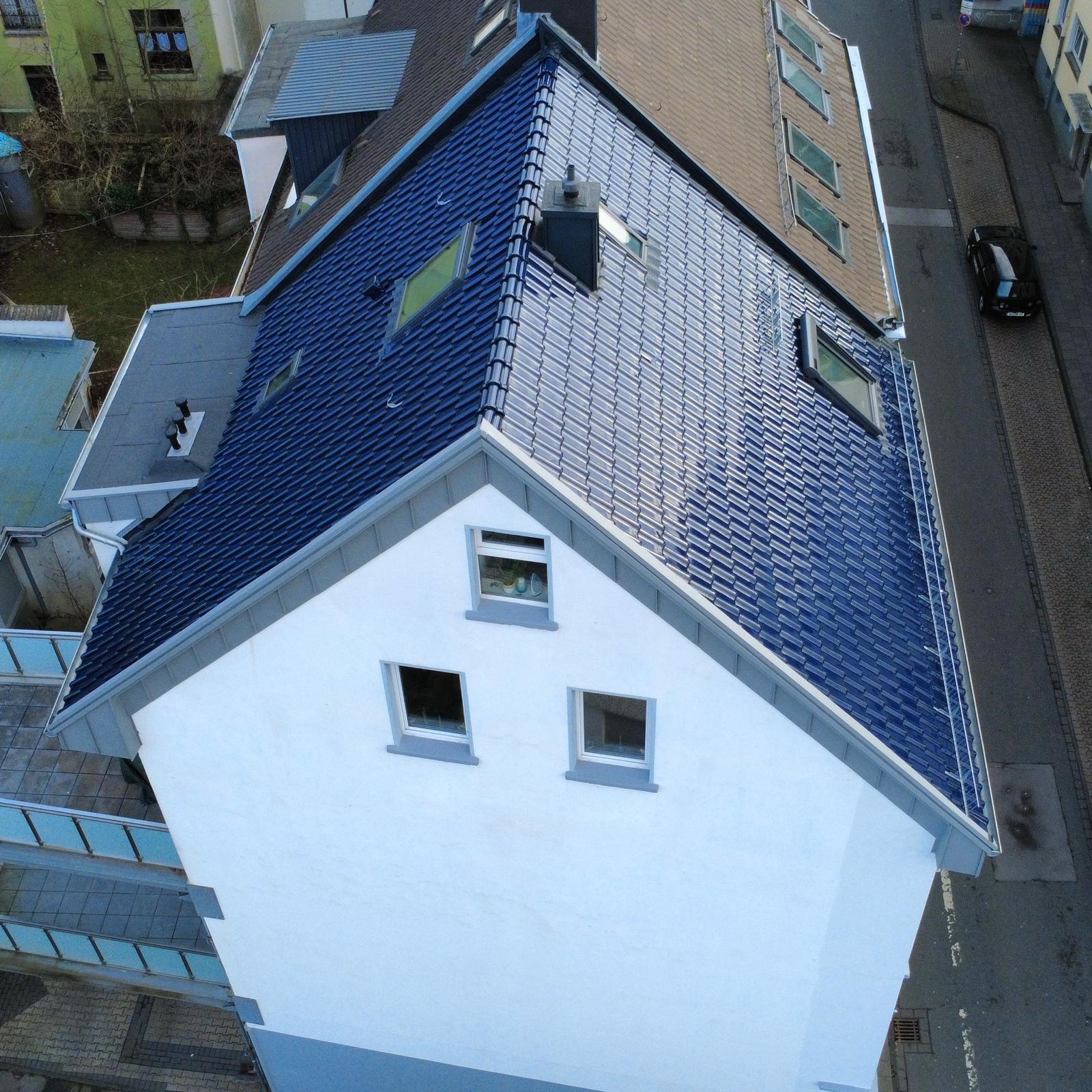 Steildach mit blauer Eindeckung